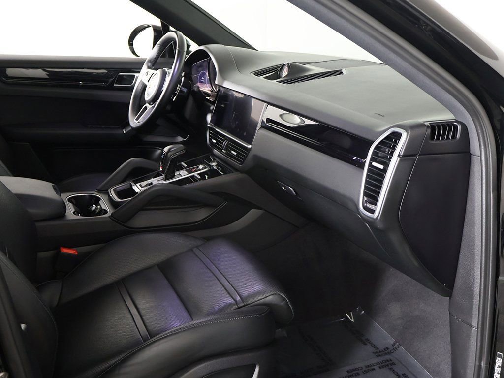 Used 2023 Porsche Cayenne Platinum Edition w/ Premium Package Plus image 27