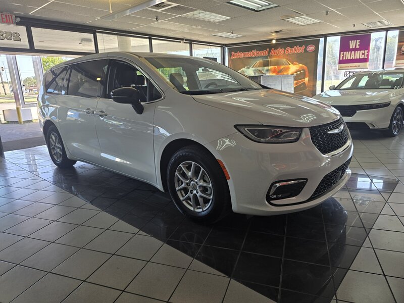 Used 2025 Chrysler Pacifica Select FWD image 4