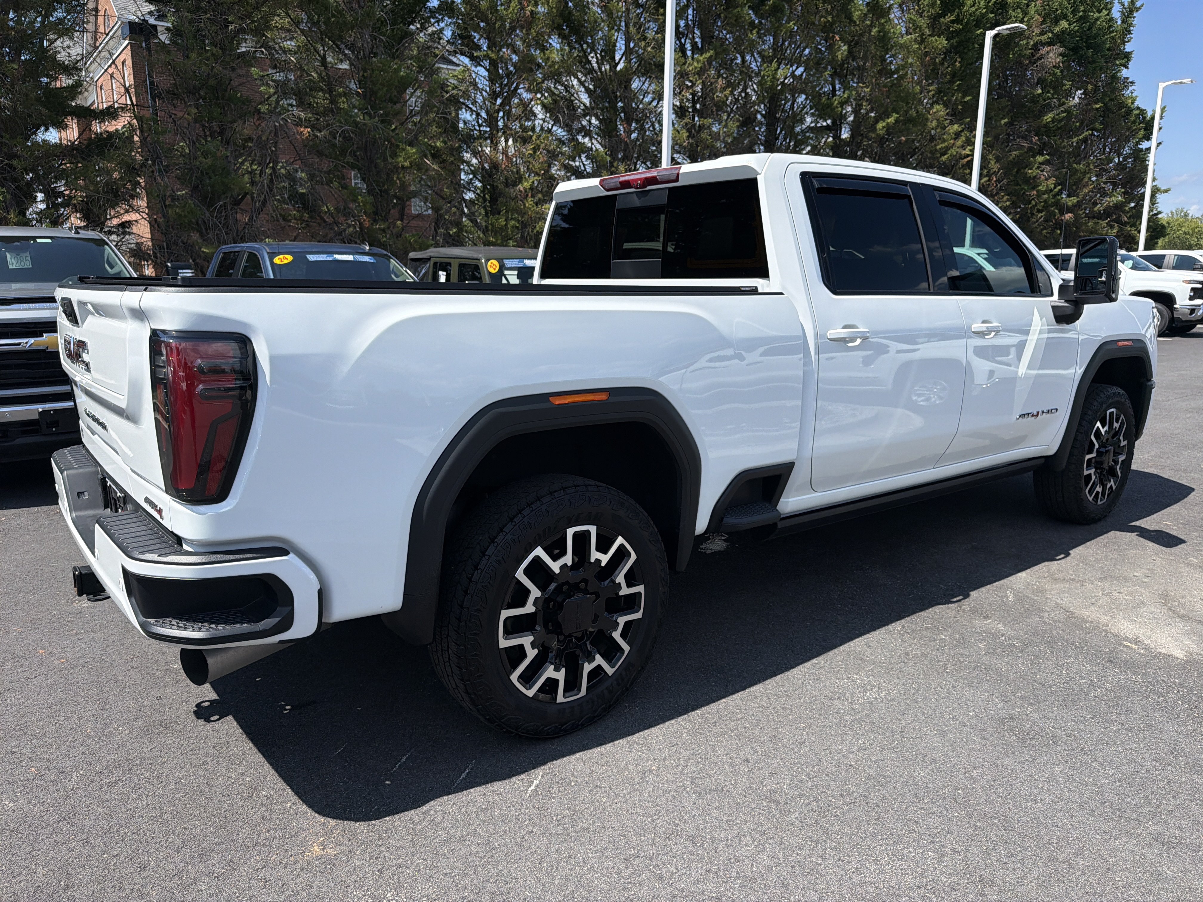 Used 2025 GMC Sierra 2500 AT4 w/ AT4 Premium Plus Package AWD/4WD image 10