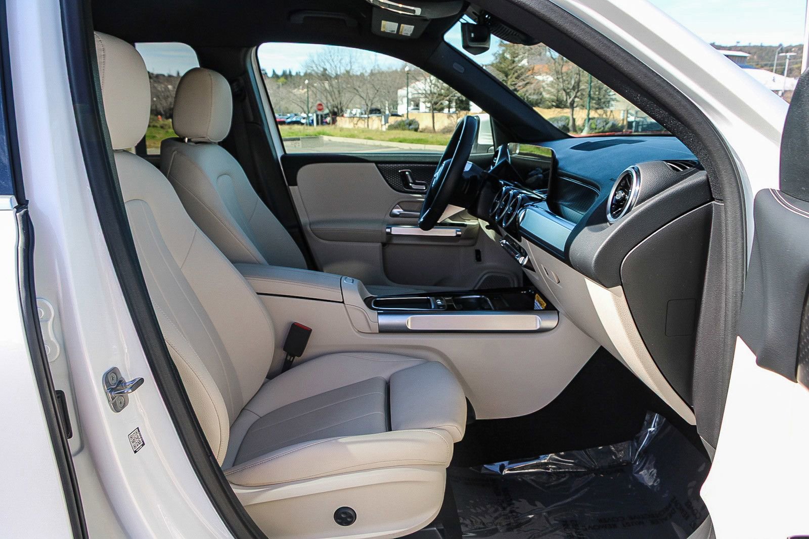 Used 2025 Mercedes-Benz GLB 250 4MATIC image 17