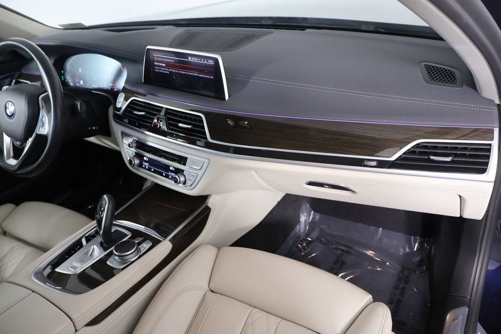 Used 2020 BMW 740i w/ Premium Package image 9