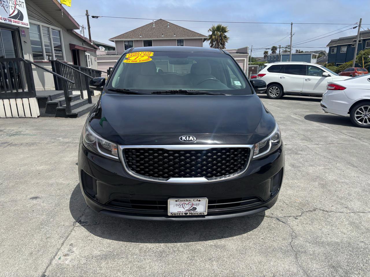 Used 2017 Kia Sedona L FWD image 2
