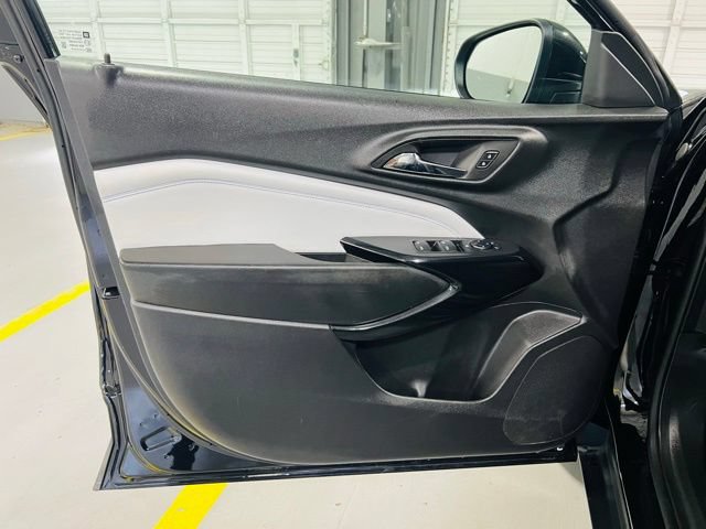 Used 2025 Chevrolet Trax LT w/ LT Convenience Package FWD image 24