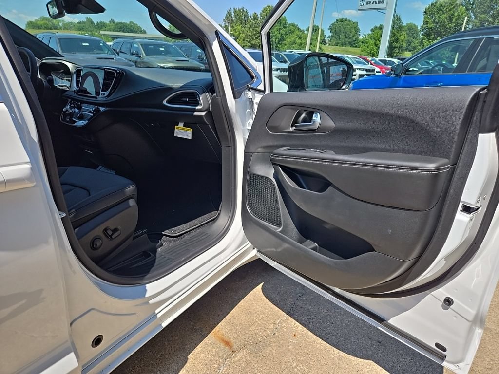 New 2027 Chrysler Pacifica Select w/ Family Tech Group AWD/4WD image 75