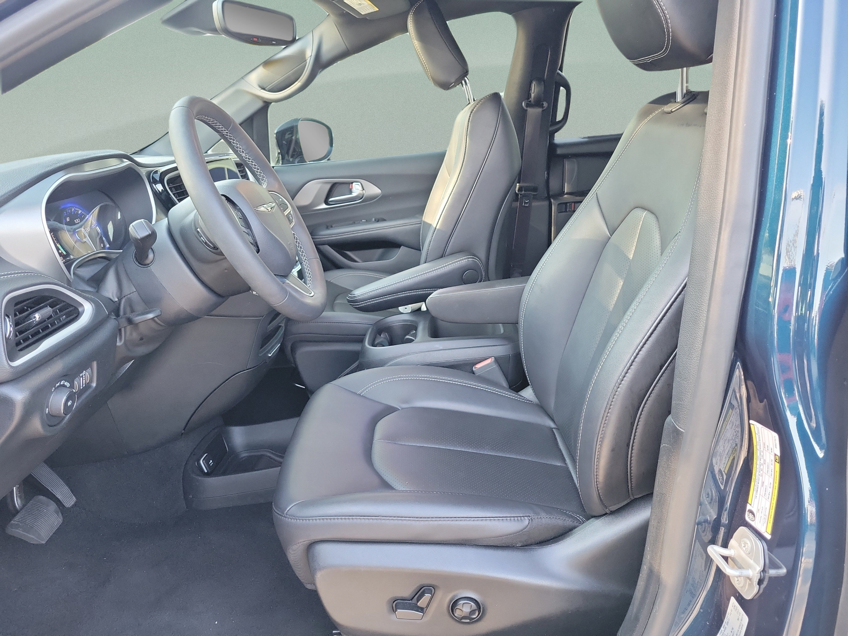 Used 2025 Chrysler Pacifica Select FWD image 18