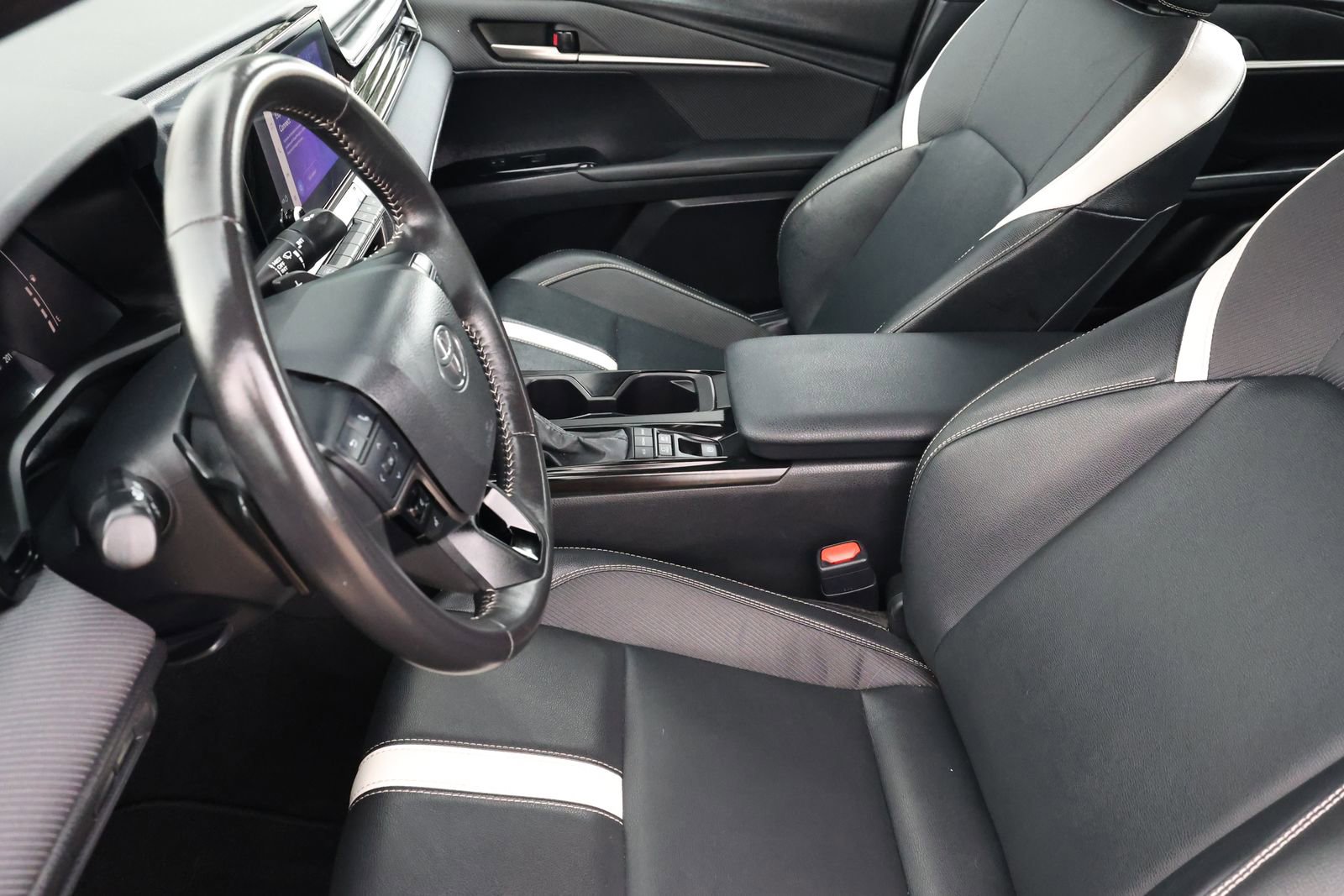 Used 2025 Toyota Camry SE FWD image 14