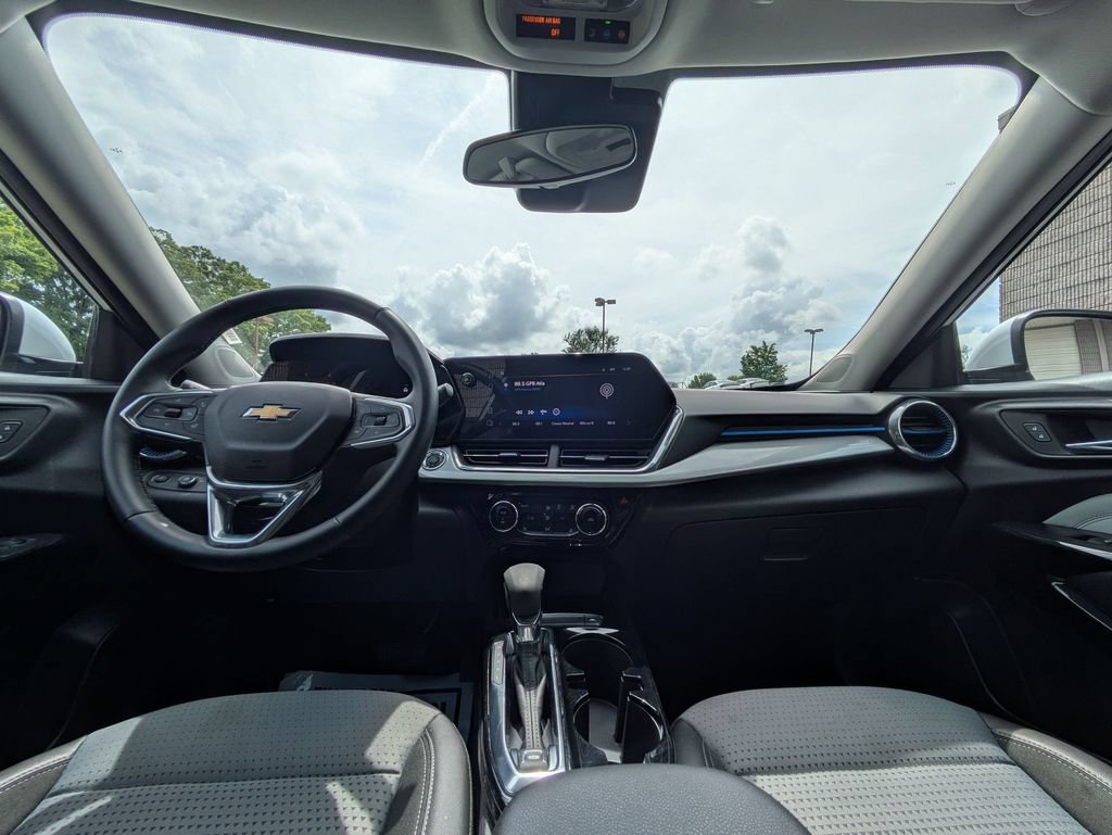 Used 2025 Chevrolet Trax LT w/ LT Convenience Package FWD image 25
