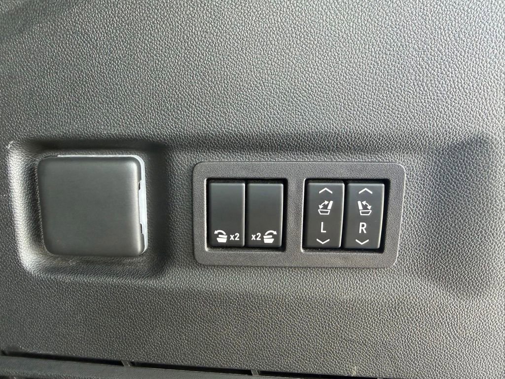 Used 2024 Chevrolet Suburban RST w/ Luxury Package image 14