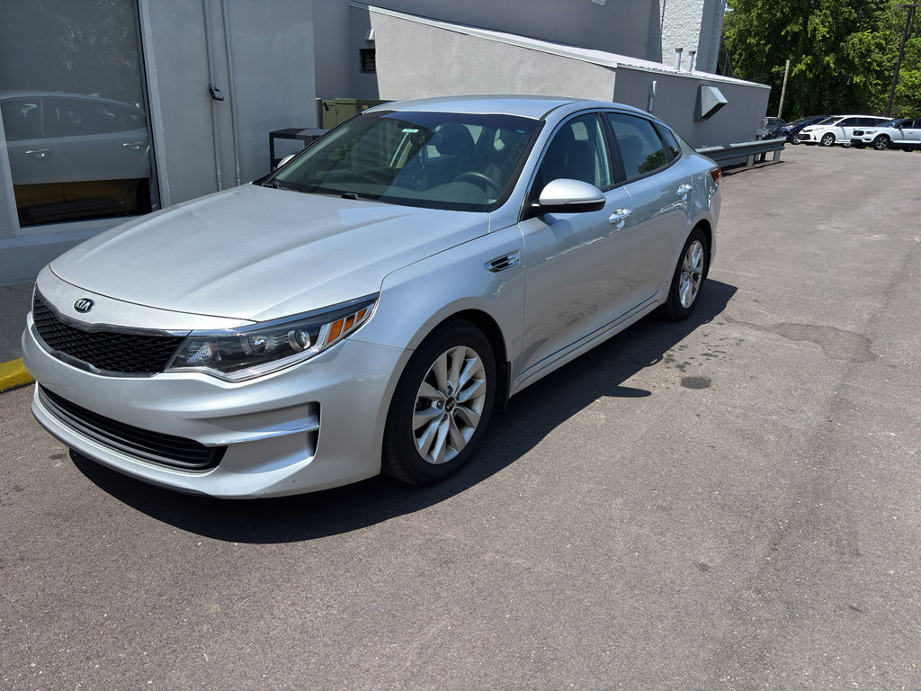 Used 2018 Kia Optima LX w/ 17" Alloy Wheels Package FWD image 3