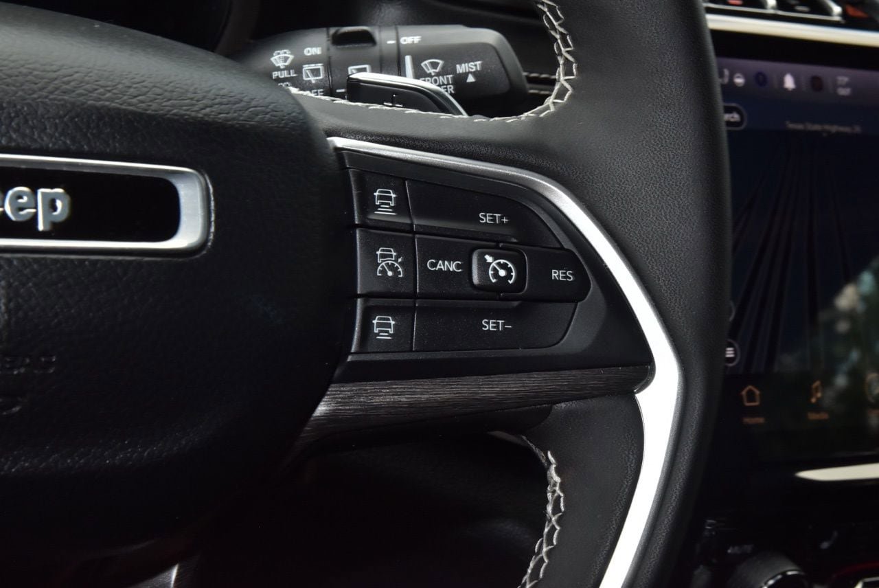 Used 2024 Jeep Grand Cherokee Limited w/ Black Appearance Package AWD/4WD image 24