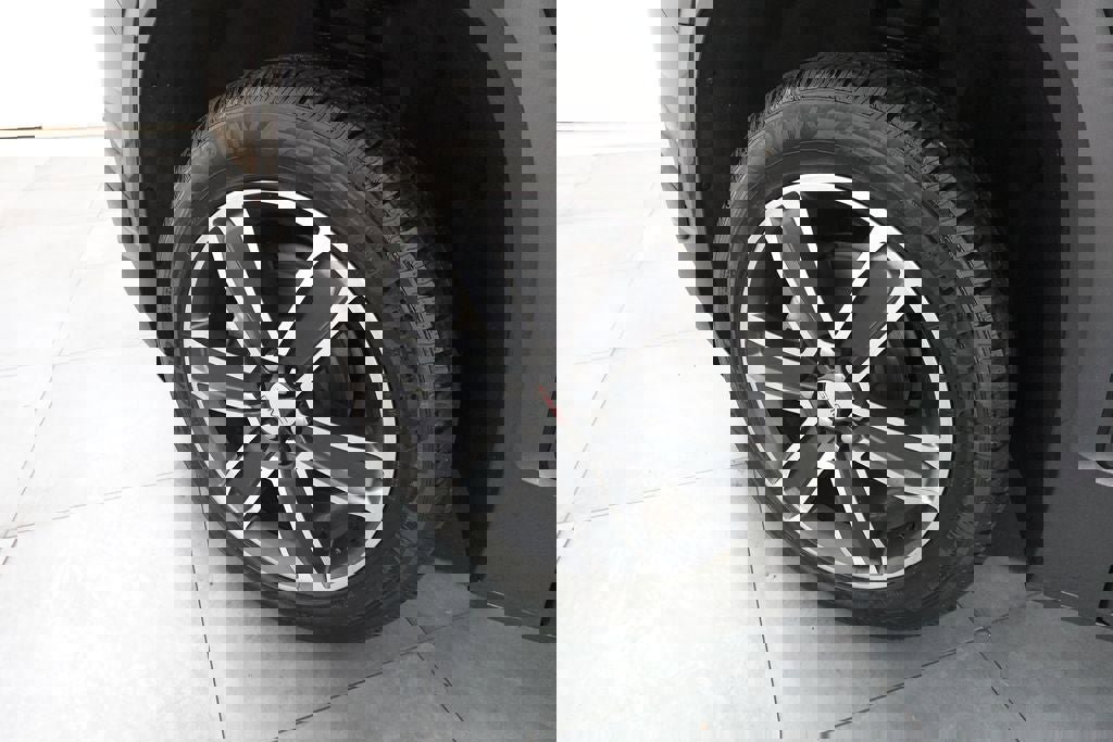 Used 2023 GMC Acadia SLT w/ Technology Package image 34