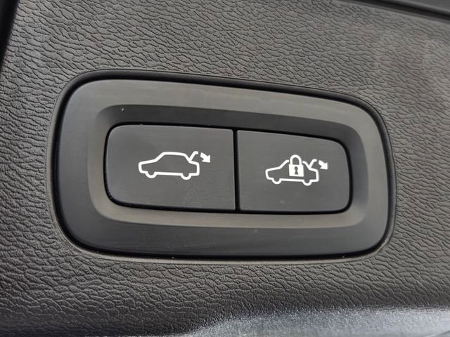 Certified 2024 Volvo XC60 B5 Plus w/ Protection Package Premier AWD/4WD image 18