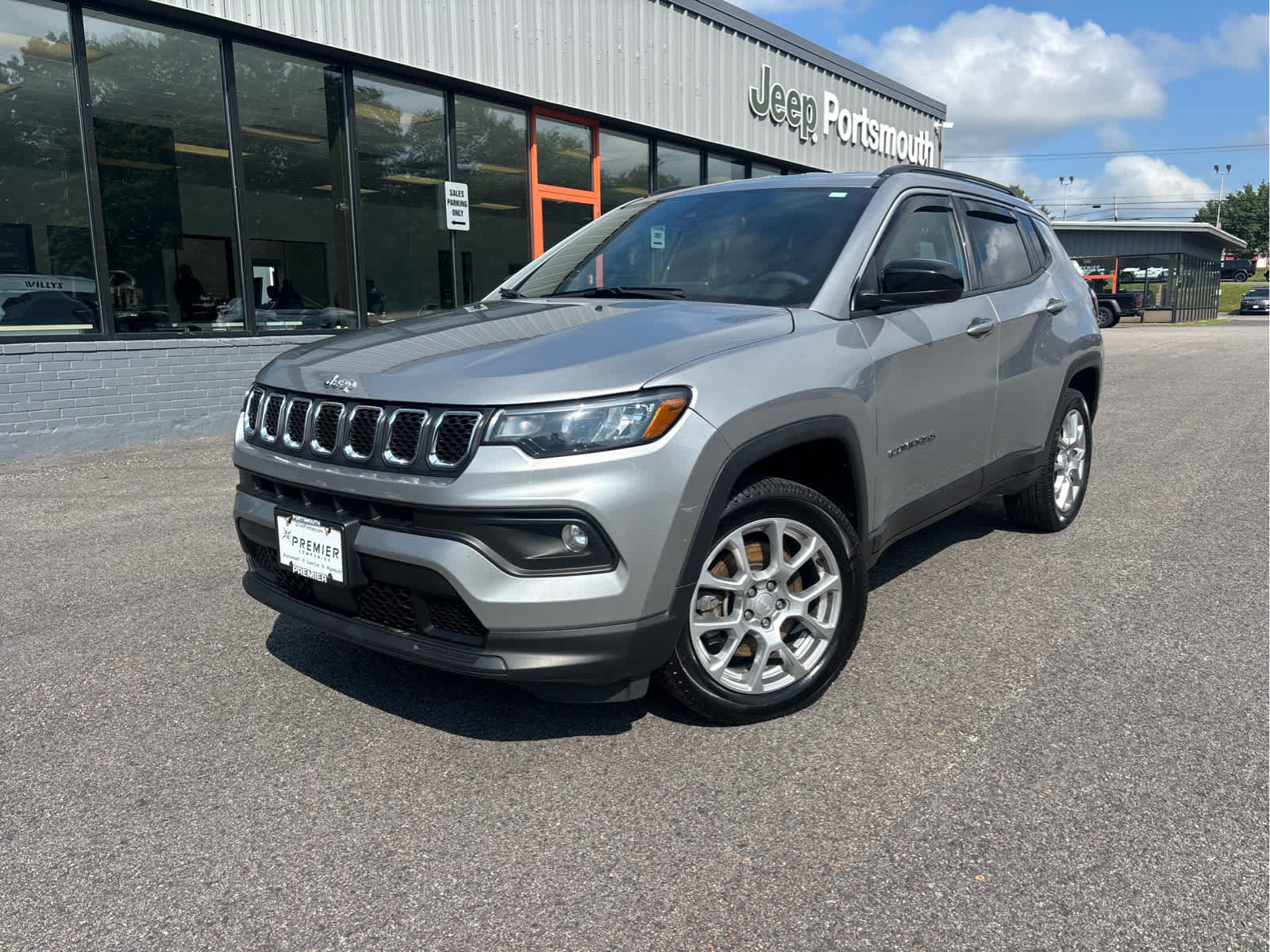 Used 2023 Jeep Compass Latitude AWD/4WD image 2