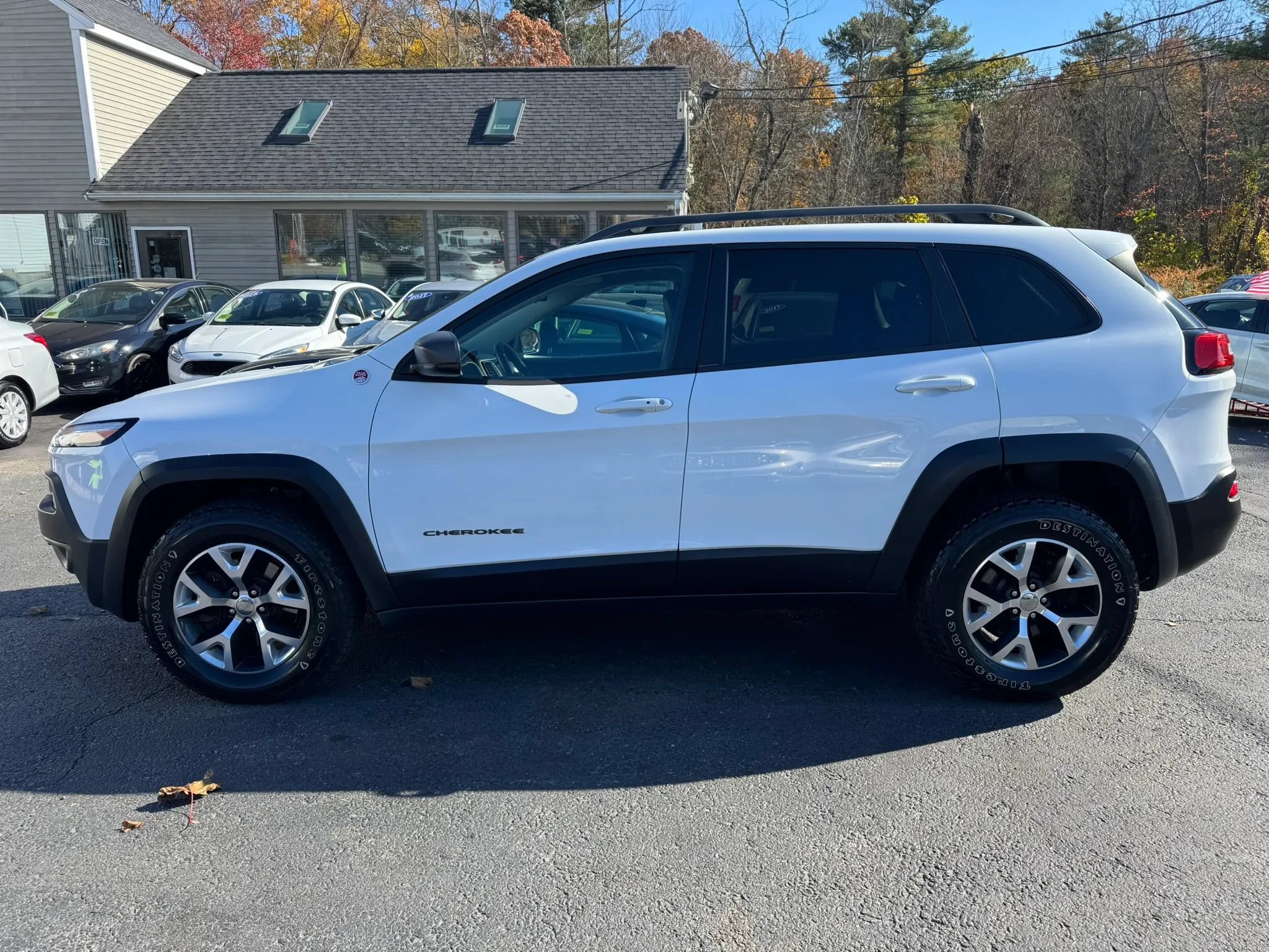 Used 2015 Jeep Cherokee Trailhawk w/ Comfort/Convenience Group AWD/4WD image 4