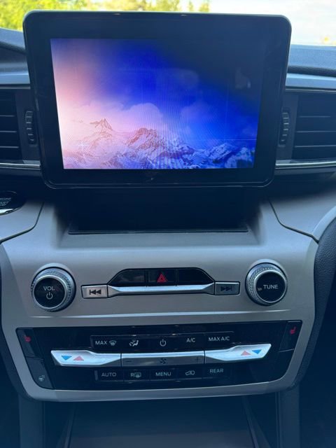 Used 2021 Ford Explorer XLT w/ Equipment Group 202A AWD/4WD image 11