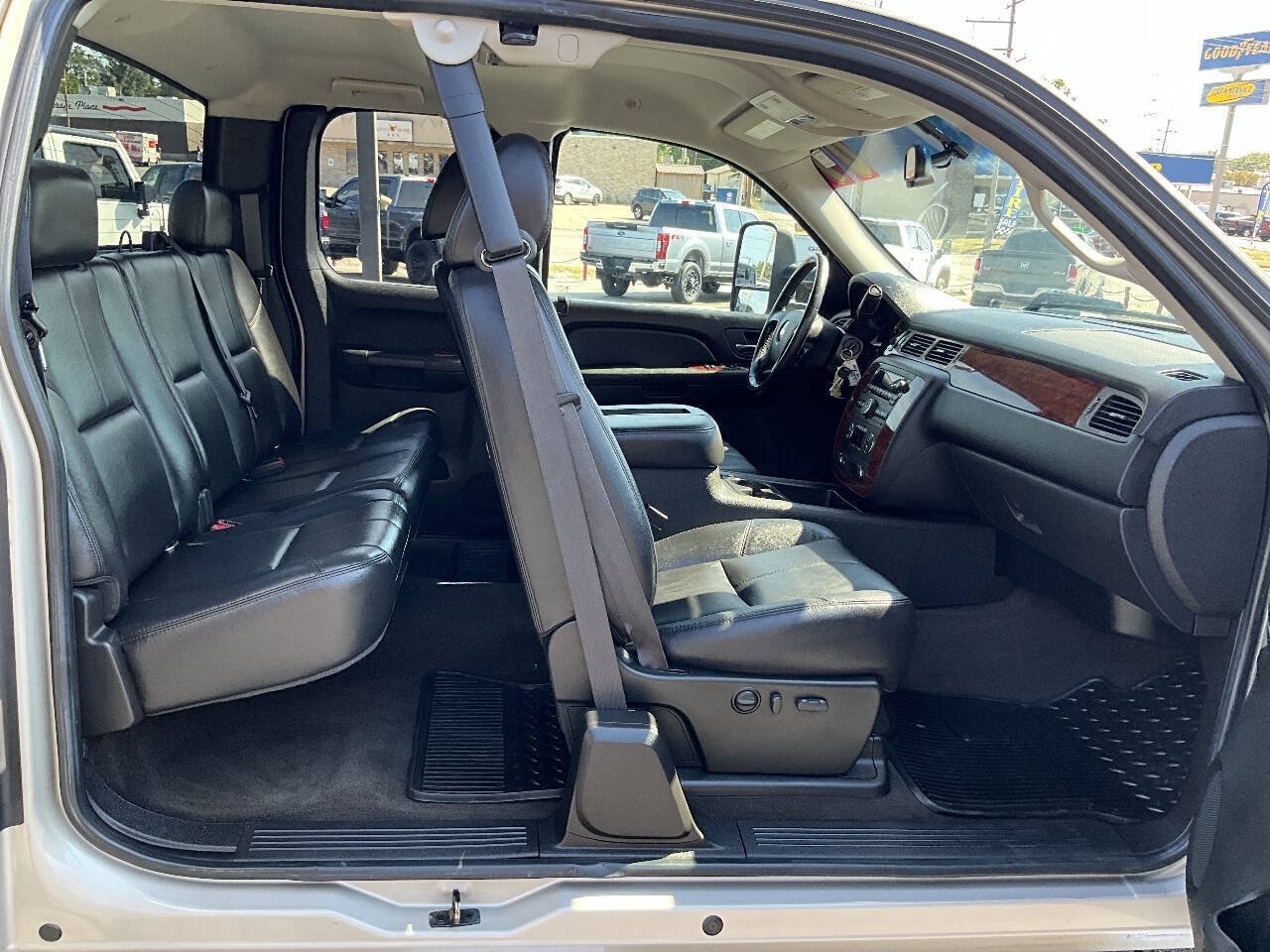 Used 2009 Chevrolet Silverado 2500 LTZ AWD/4WD image 17