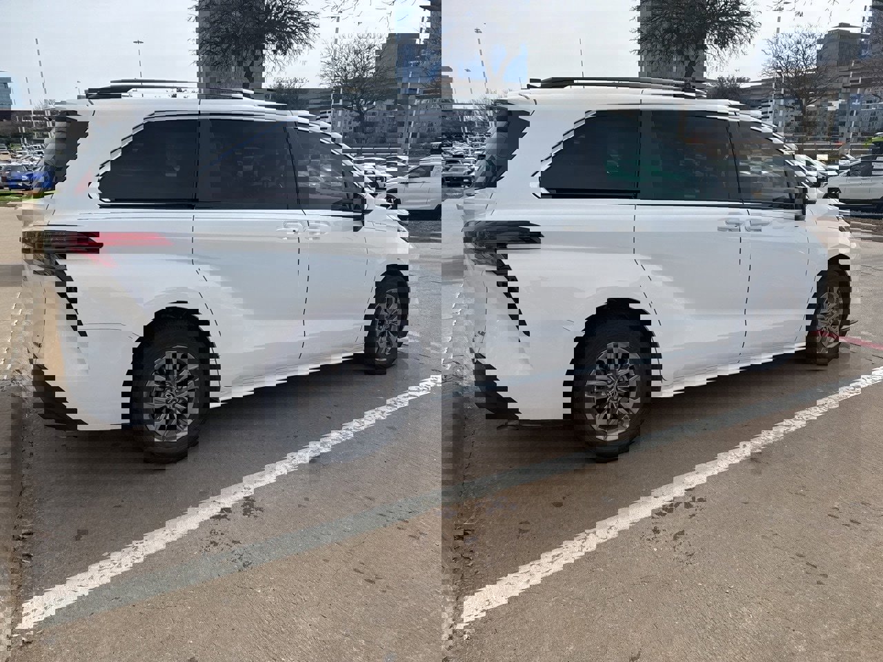 Used 2022 Toyota Sienna LE image 2