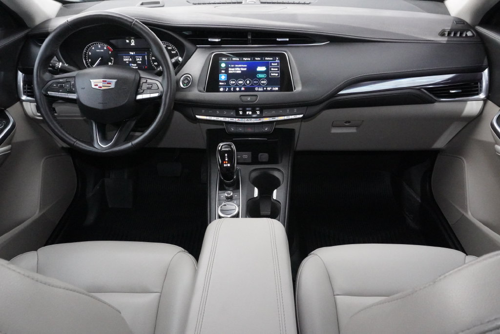 Used 2023 Cadillac XT4 Luxury w/ Cold Weather Package FWD image 25