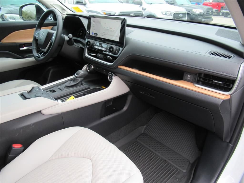Used 2025 Toyota Grand Highlander Limited image 11