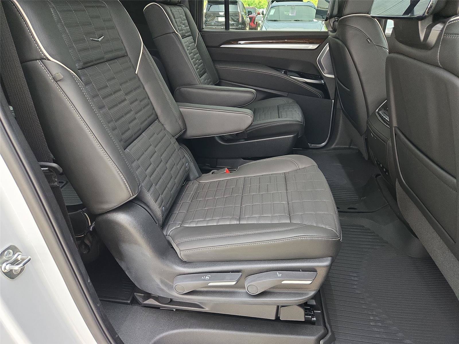 New 2026 Cadillac Escalade ESV Platinum Sport w/ LPO, ONYX Package AWD/4WD image 30