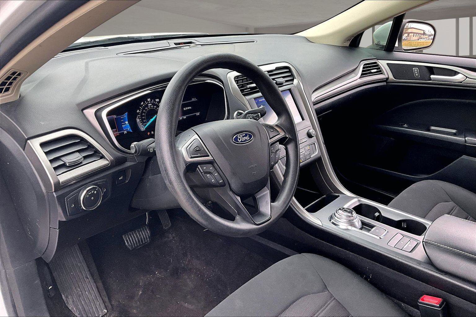 Used 2020 Ford Fusion SE image 12