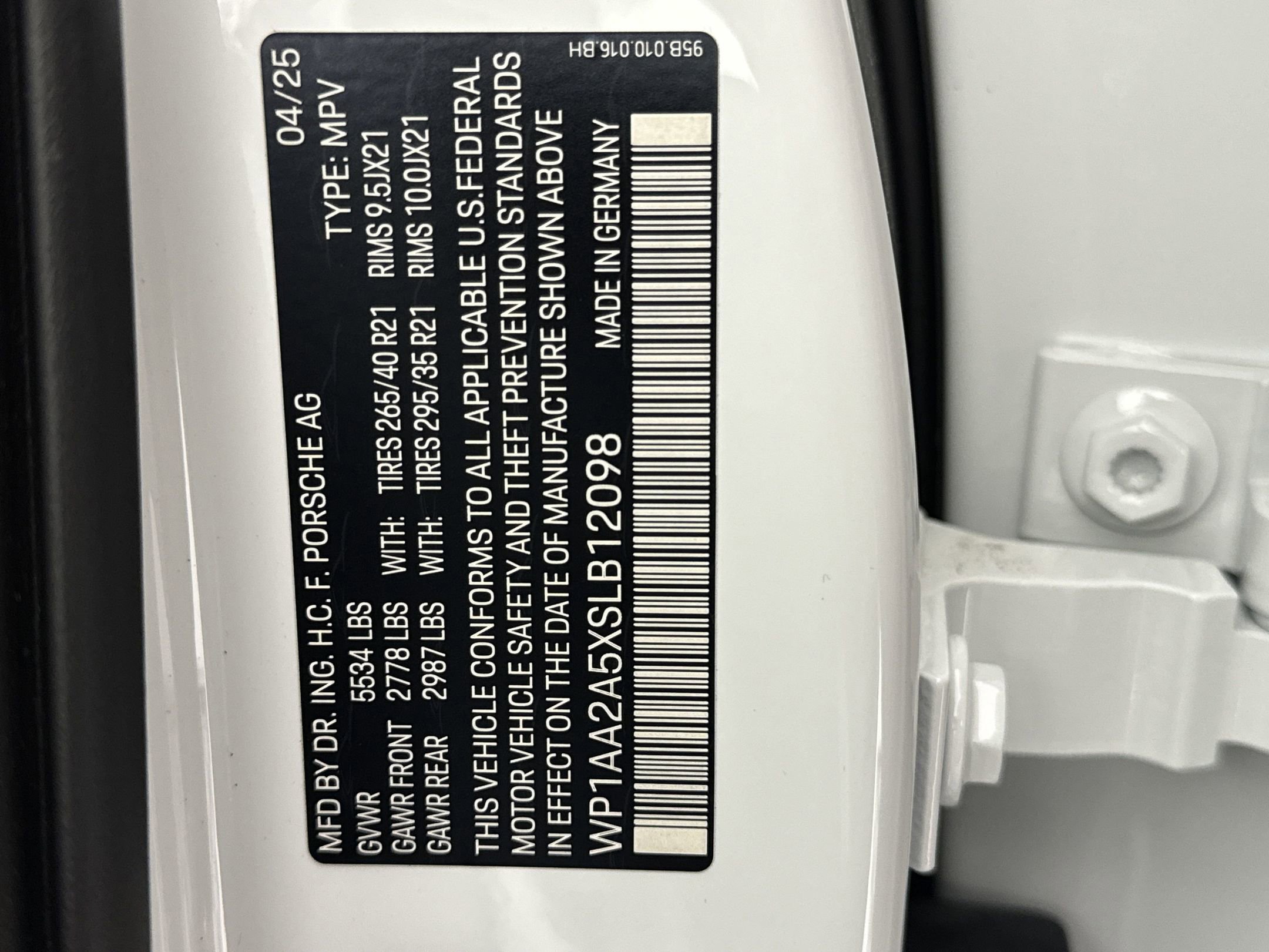 Certified 2025 Porsche Macan image 31