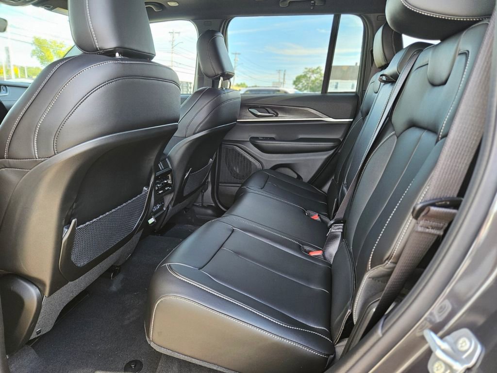 New 2025 Jeep Grand Cherokee Limited image 16