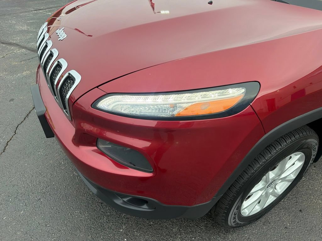 Used 2017 Jeep Cherokee Latitude w/ Cold Weather Group AWD/4WD image 17