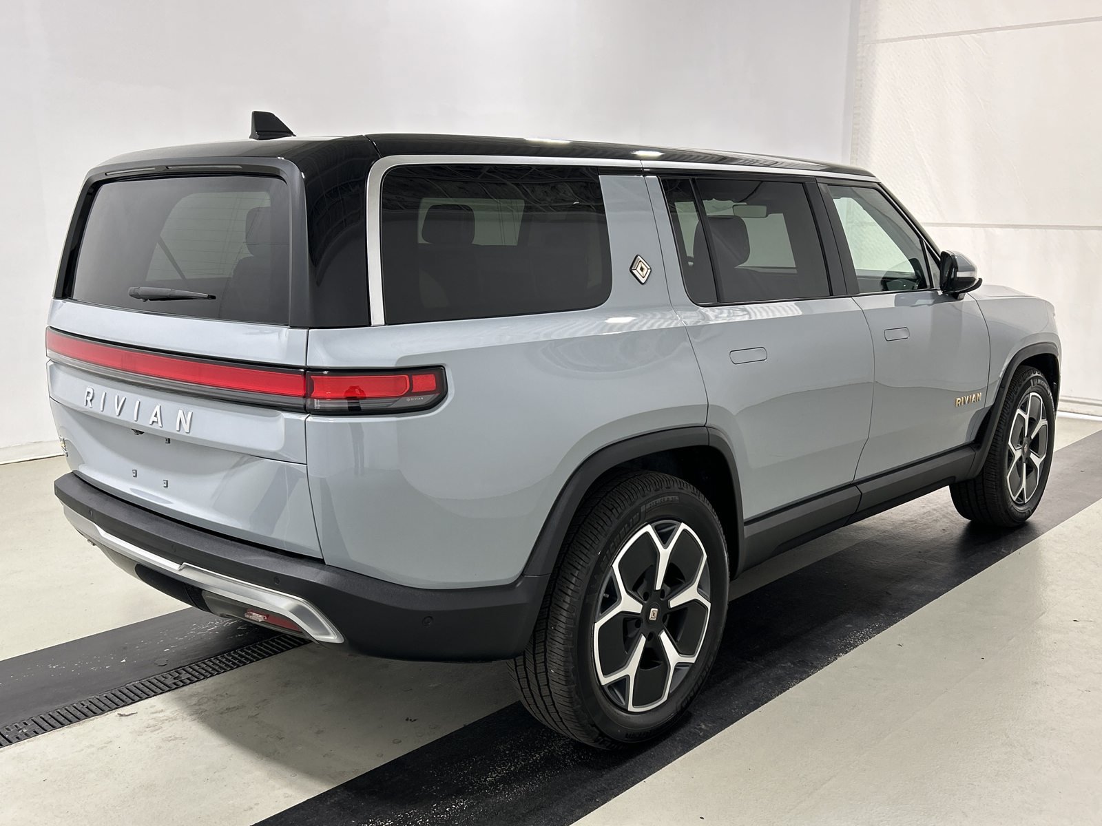 Used 2023 Rivian R1S Launch Edition Quad AWD/4WD image 5
