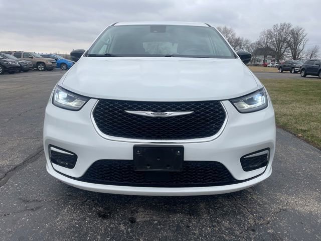 Used 2024 Chrysler Pacifica Touring-L image 6