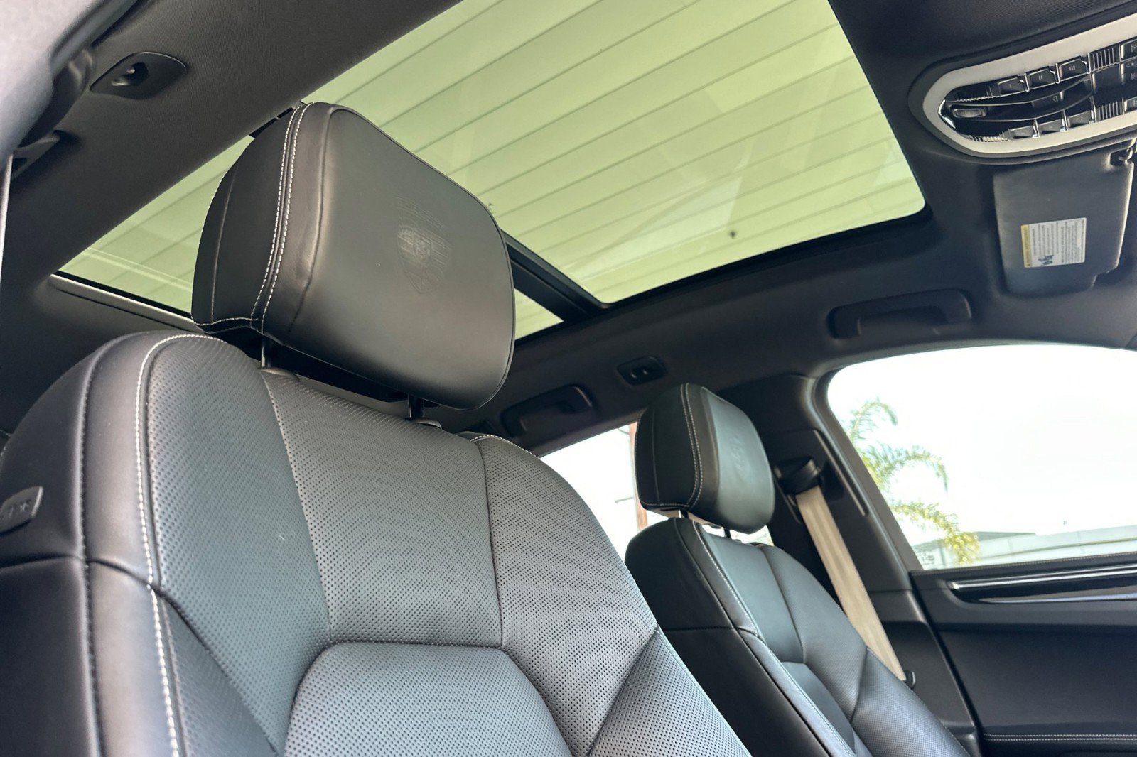 Certified 2024 Porsche Macan AWD/4WD image 17