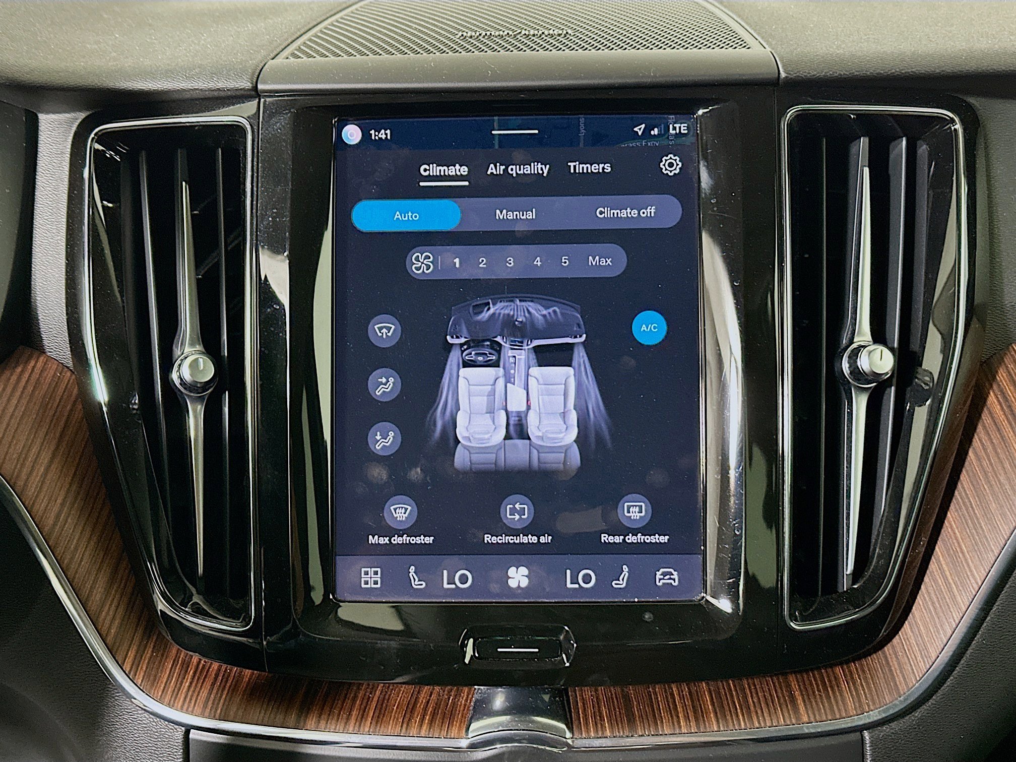 Used 2024 Volvo XC60 B5 Plus image 23