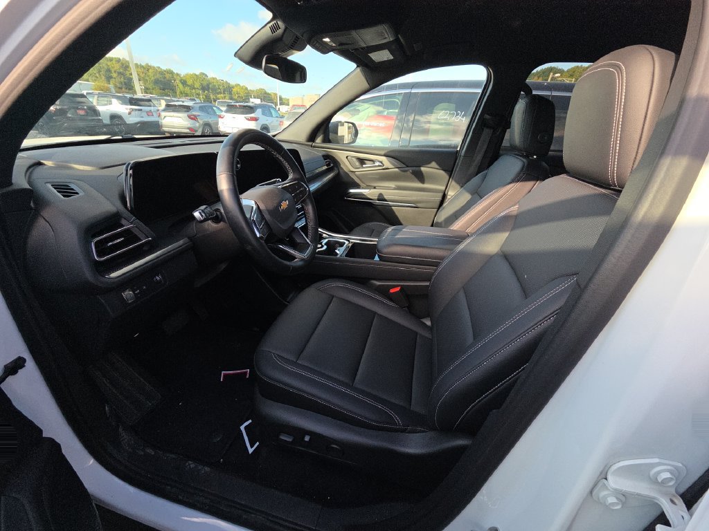 Used 2026 Chevrolet Traverse LT FWD image 8