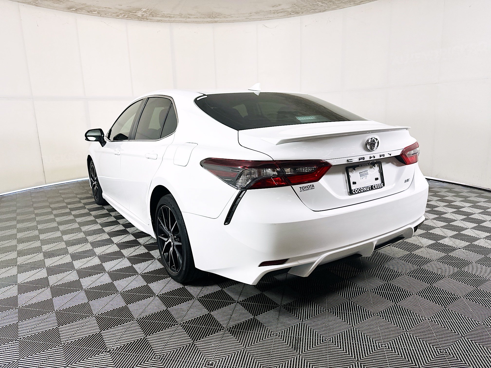 Used 2022 Toyota Camry SE w/ Convenience Package FWD image 5