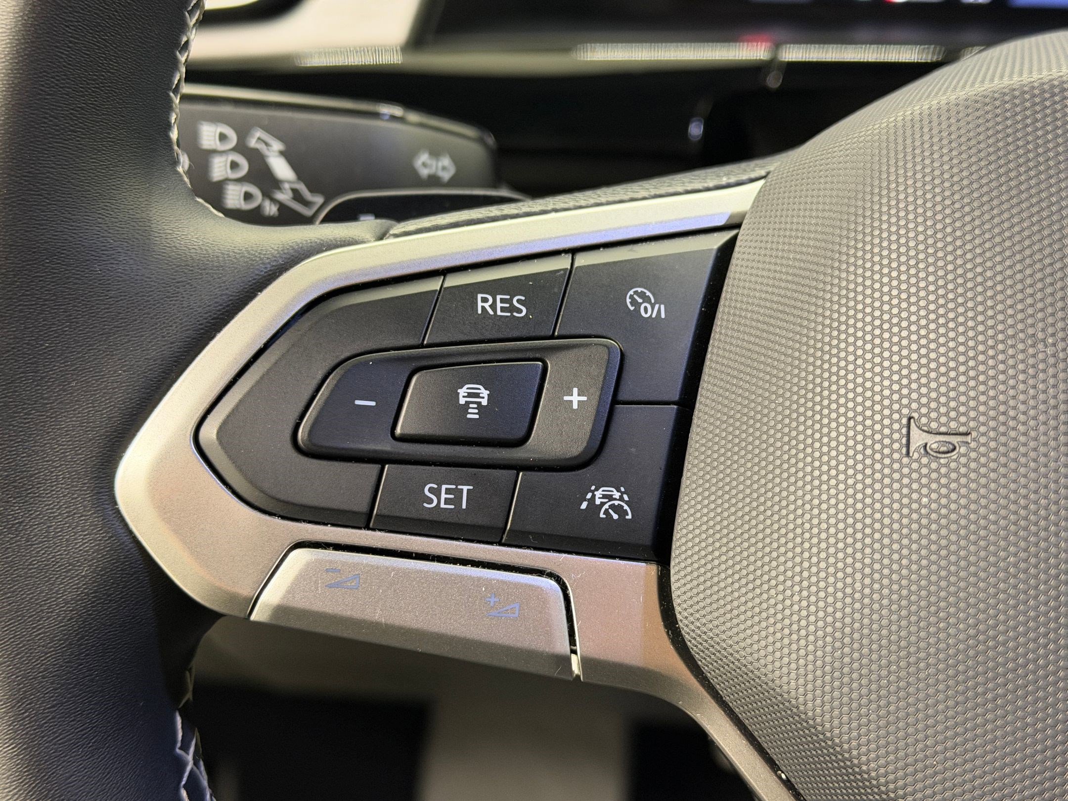 Used 2024 Volkswagen Atlas Cross Sport SE image 18