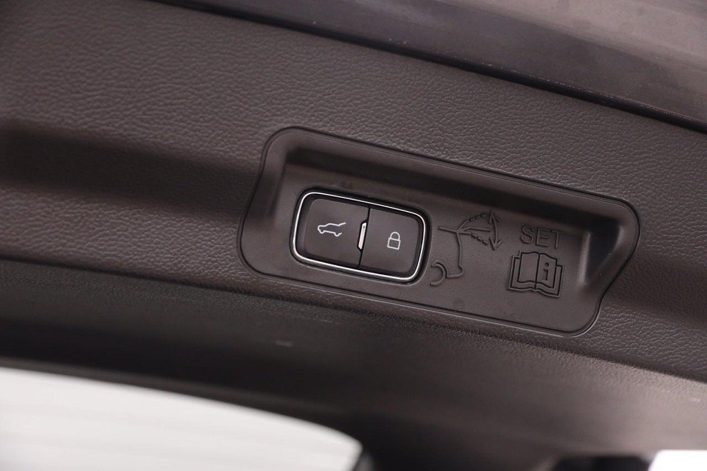Used 2022 Ford Explorer Limited w/ Equipment Group 301A AWD/4WD image 8