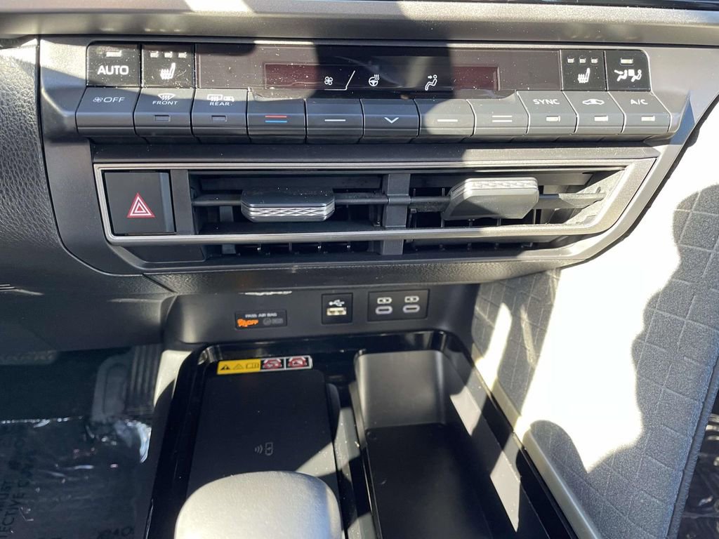 Used 2025 Toyota Camry XLE image 32