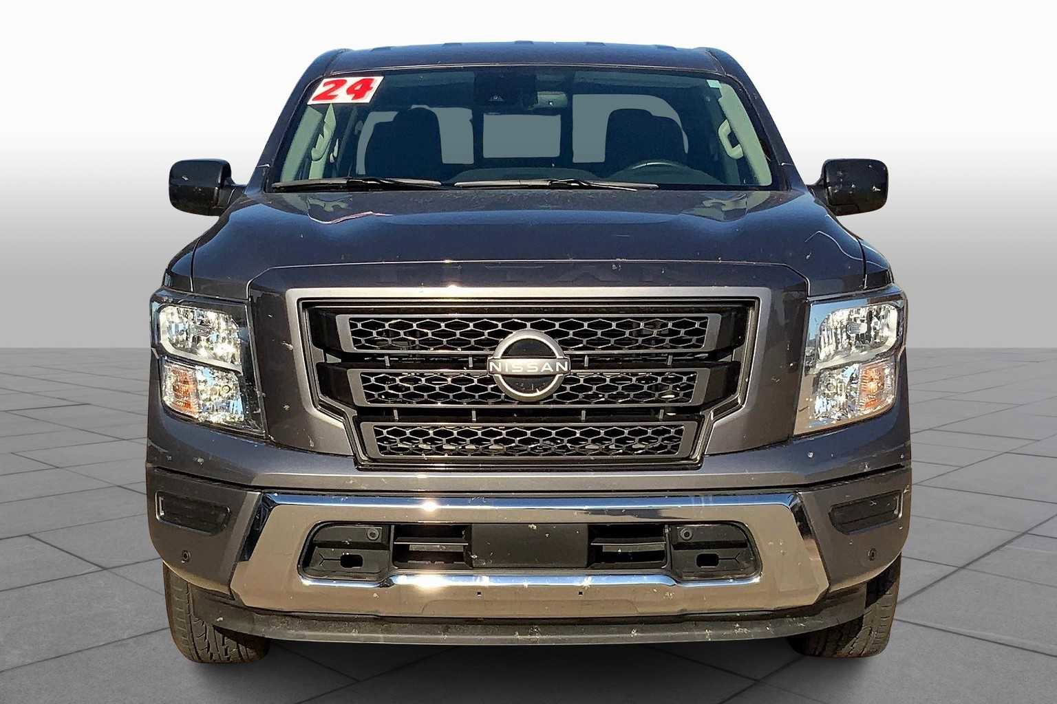 Used 2024 Nissan Titan SV w/ SV Convenience Package image 3