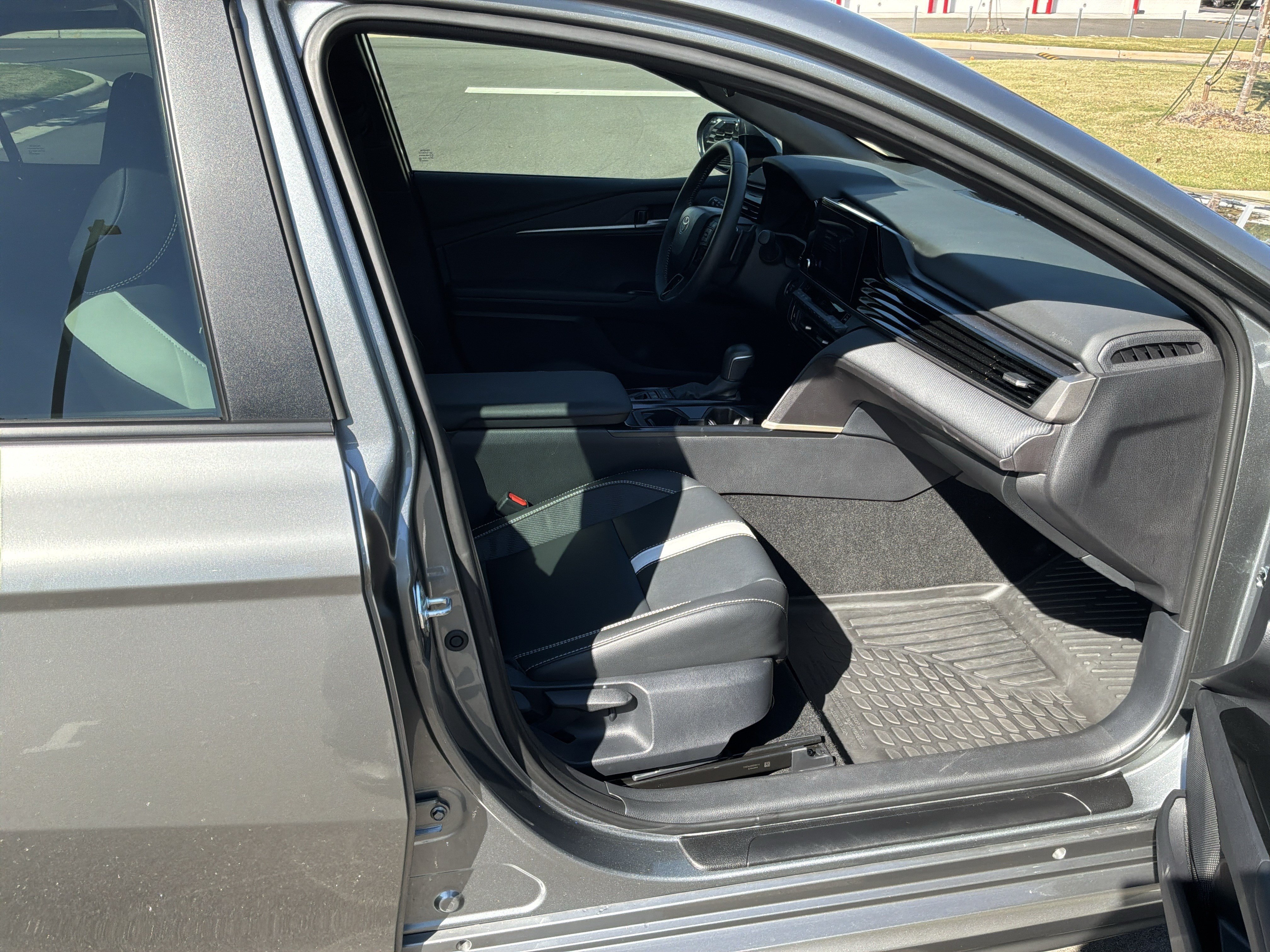 Used 2026 Toyota Camry SE FWD image 32