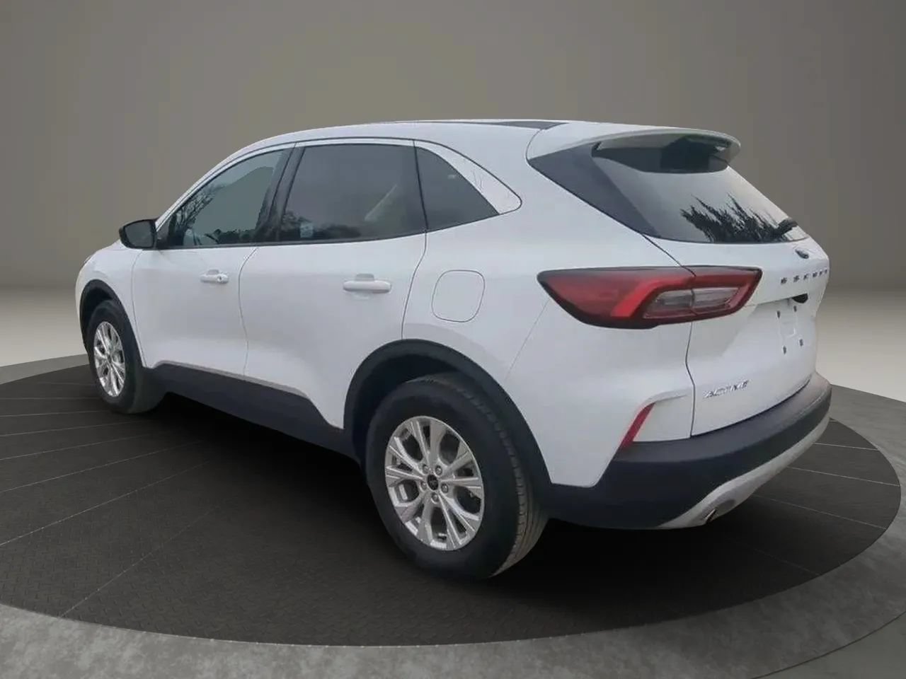 Used 2024 Ford Escape Active AWD/4WD image 2