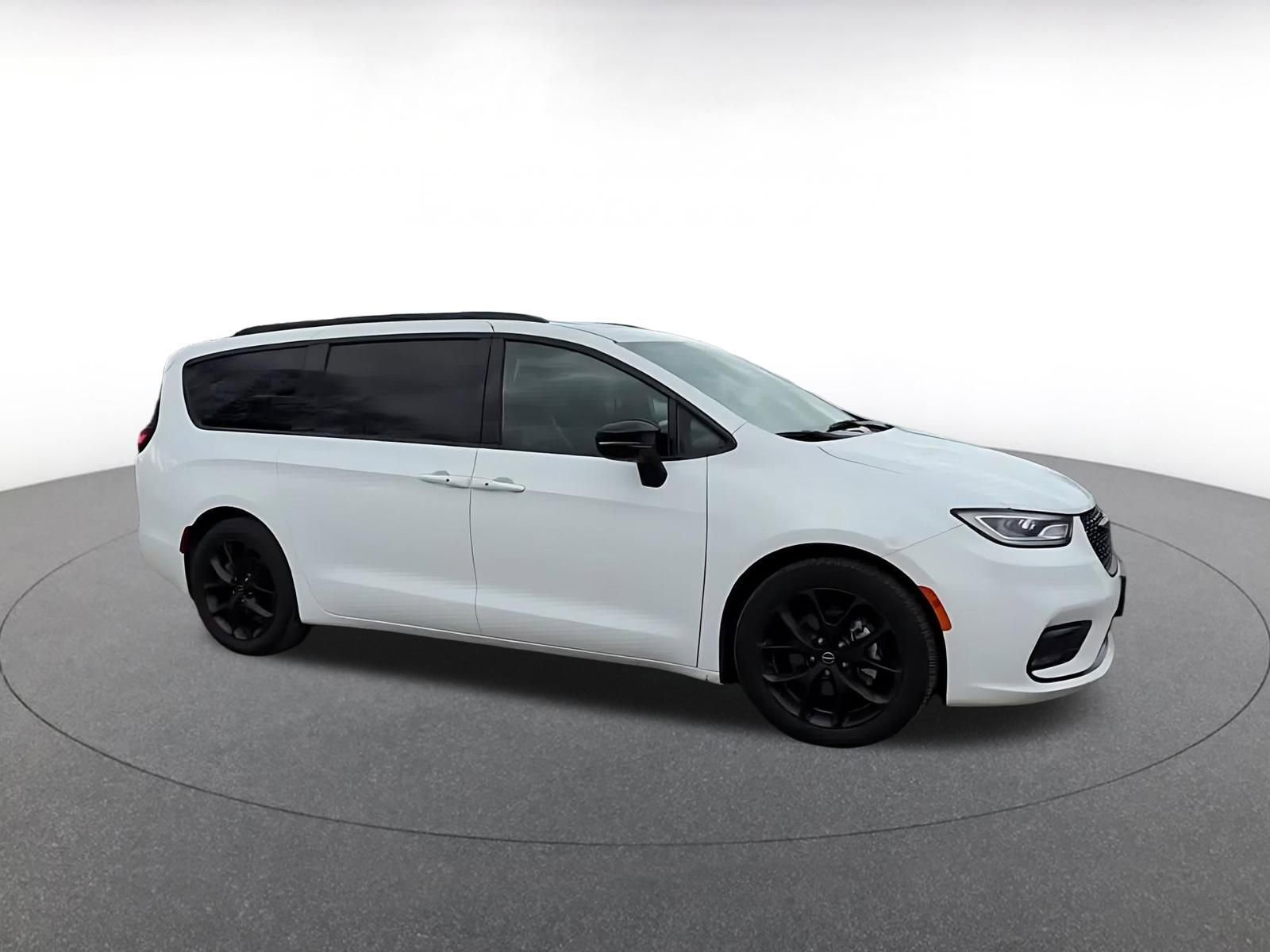 Used 2025 Chrysler Pacifica Limited image 2