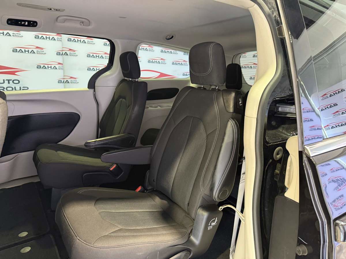 Used 2022 Chrysler Voyager LX image 31