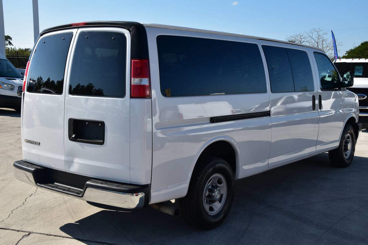 Used 2017 Chevrolet Express 3500 LT w/ LT Preferred Equipment Group RWD image 7