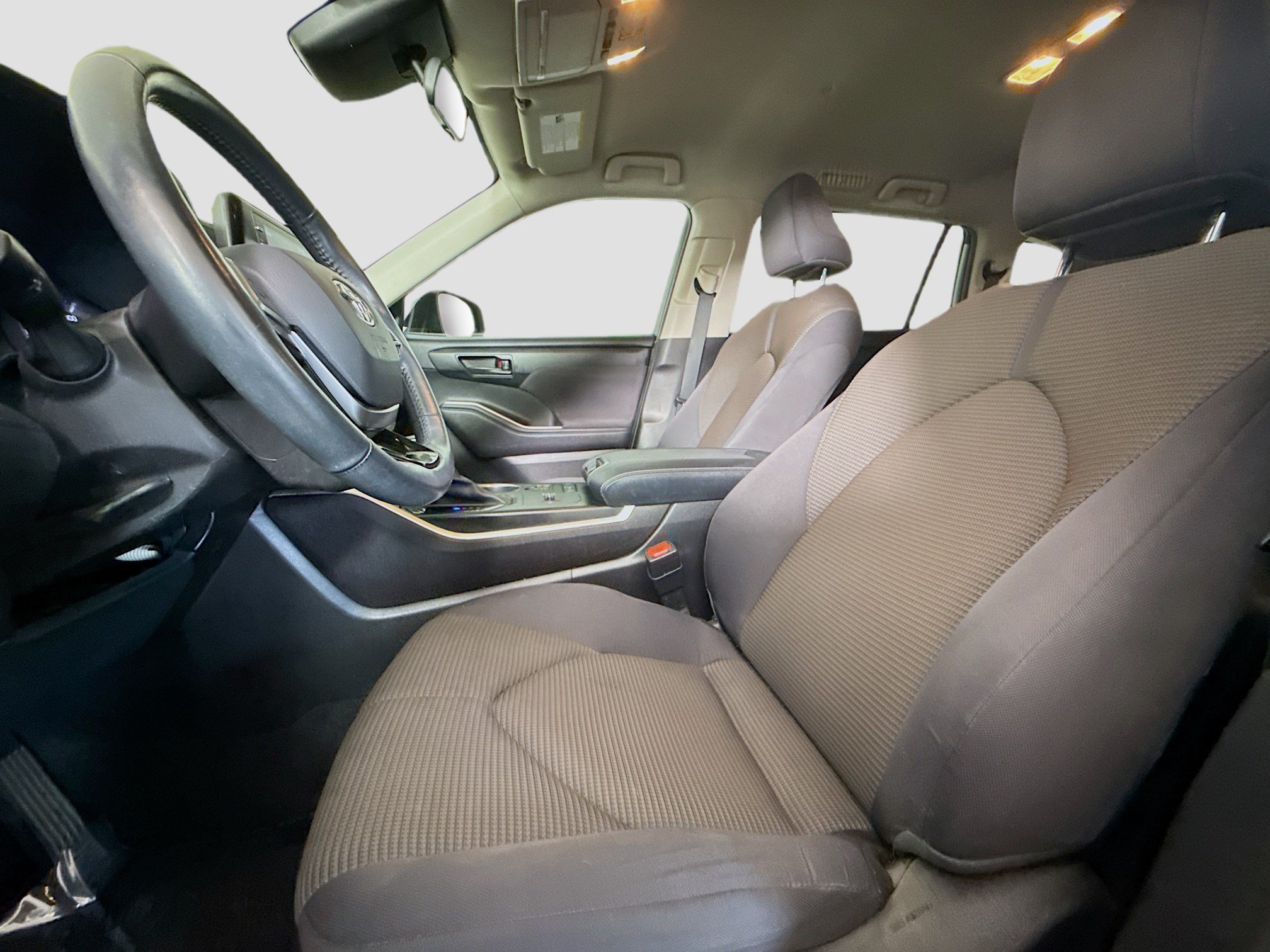 Used 2021 Toyota Highlander LE FWD image 22