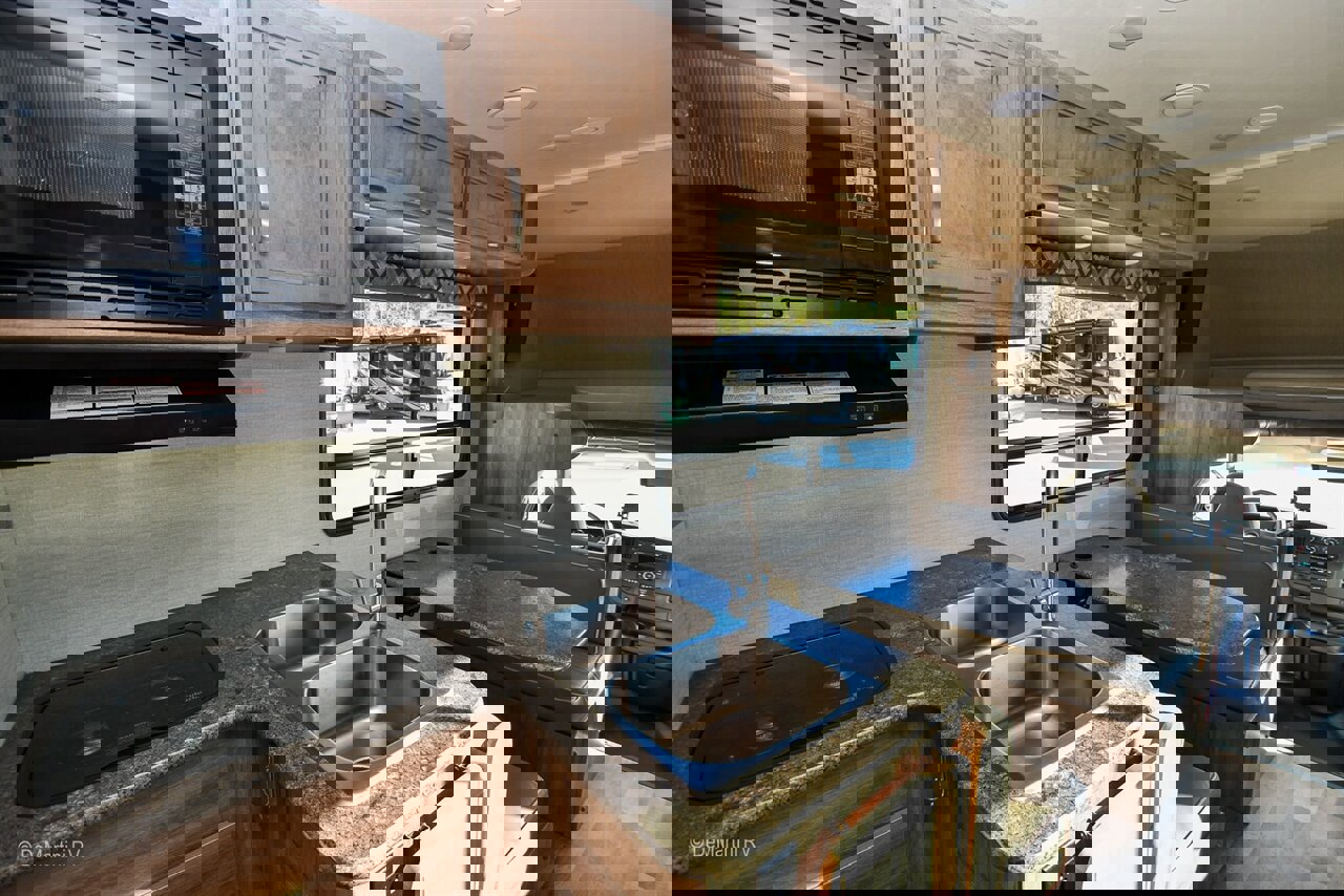 Used 2018 Chevrolet Express 4500 w/ RV Package RWD image 14