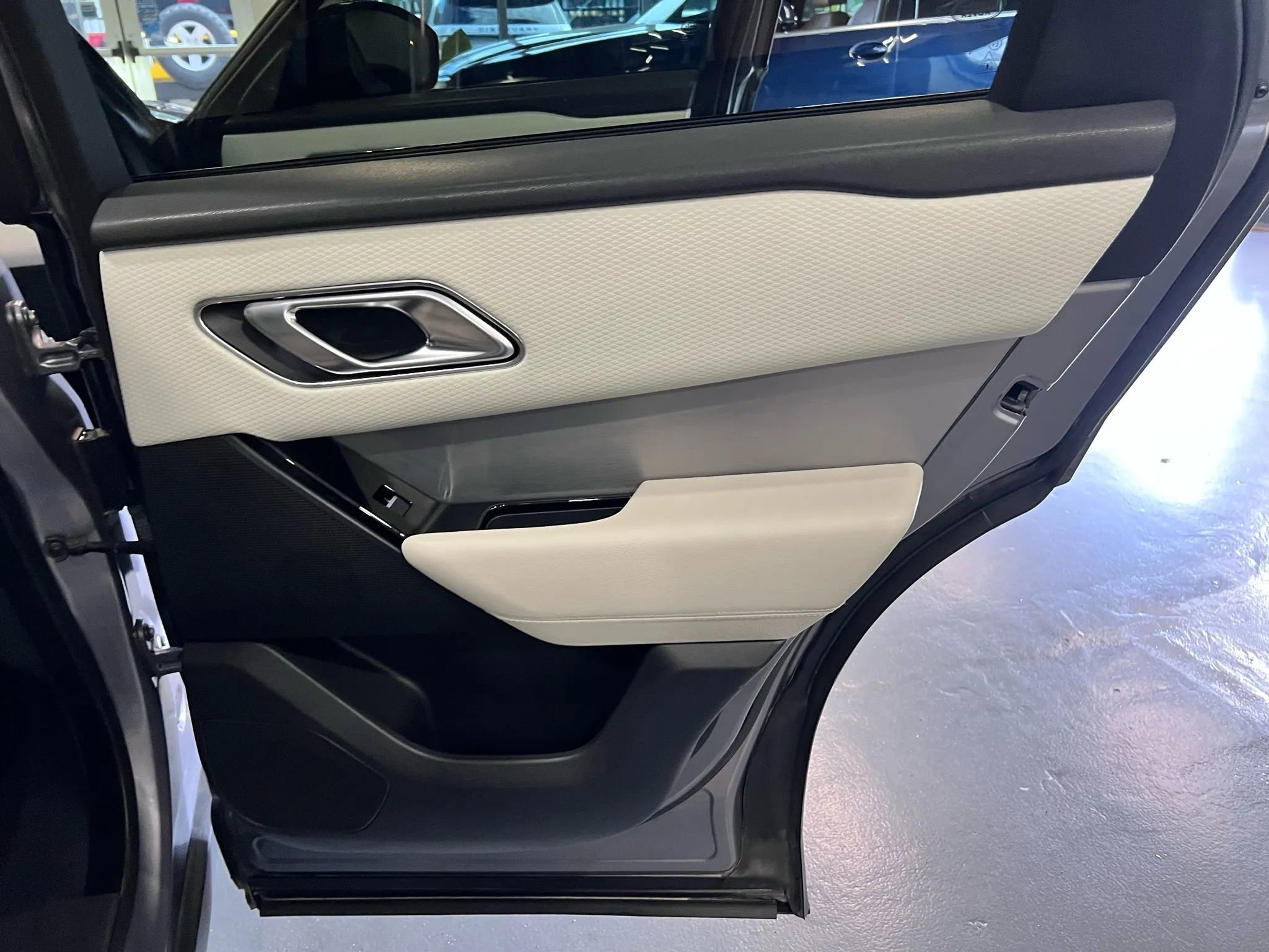 Used 2020 Land Rover Range Rover Velar R-Dynamic S image 30