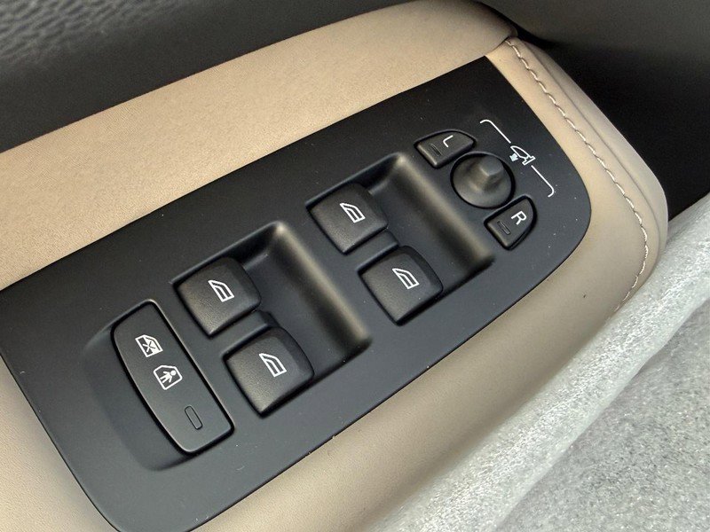 New 2026 Volvo XC60 B5 Plus w/ Climate Package image 9