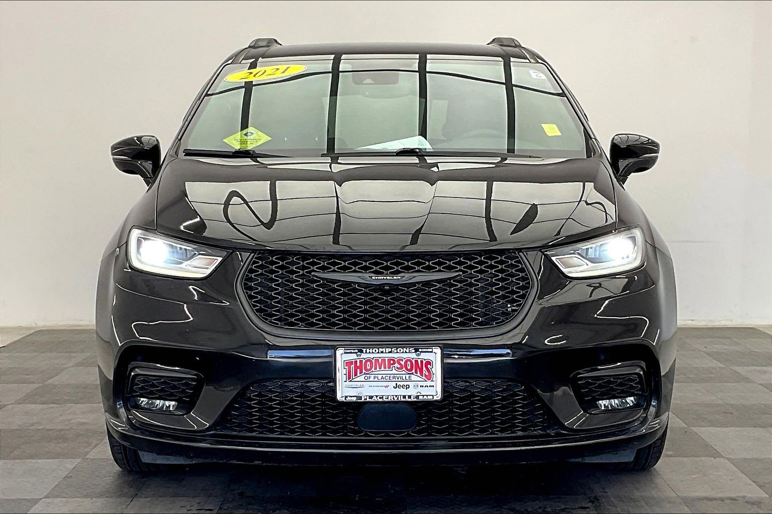 Used 2021 Chrysler Pacifica Touring-L w/ S Appearance Package FWD image 2