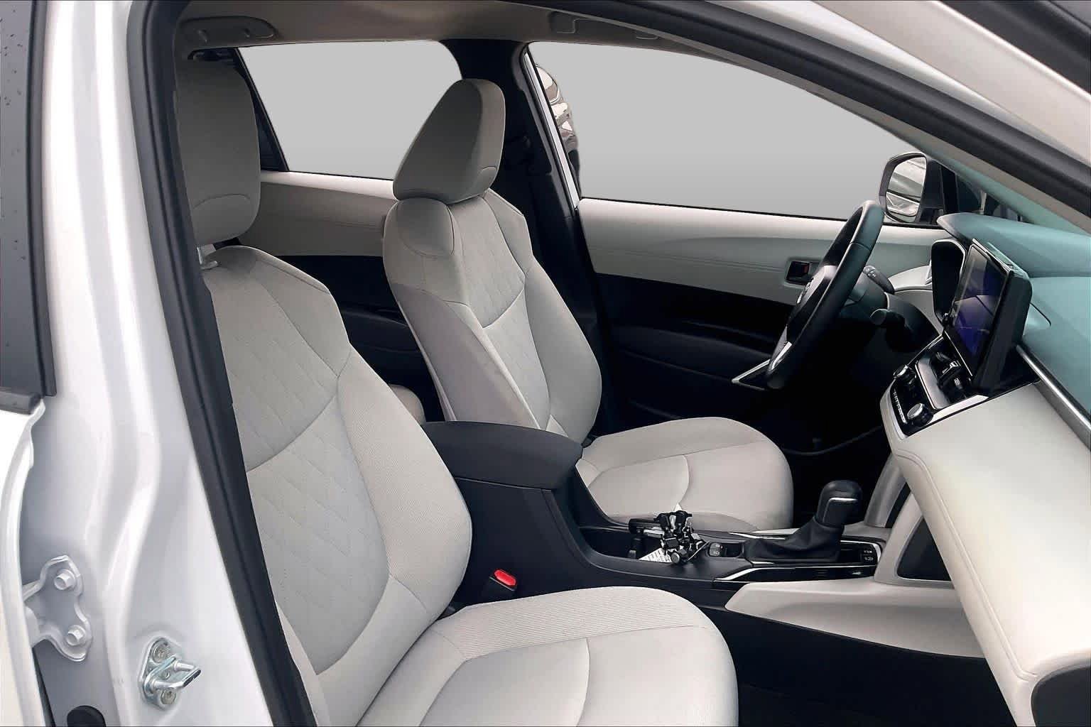 Used 2025 Toyota Corolla Cross LE FWD image 8