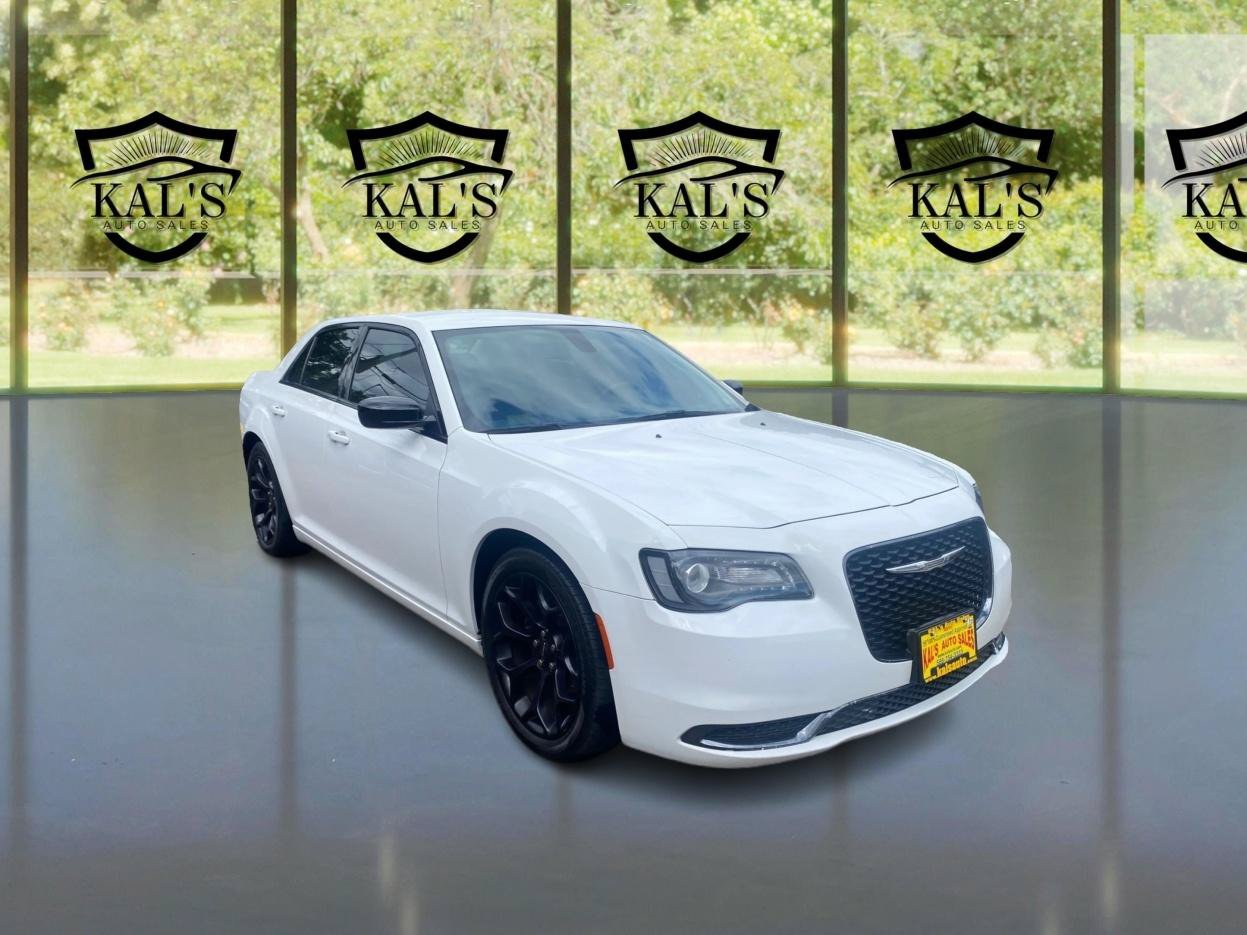 Used 2020 Chrysler 300 Touring w/ Sport Appearance Package RWD image 3